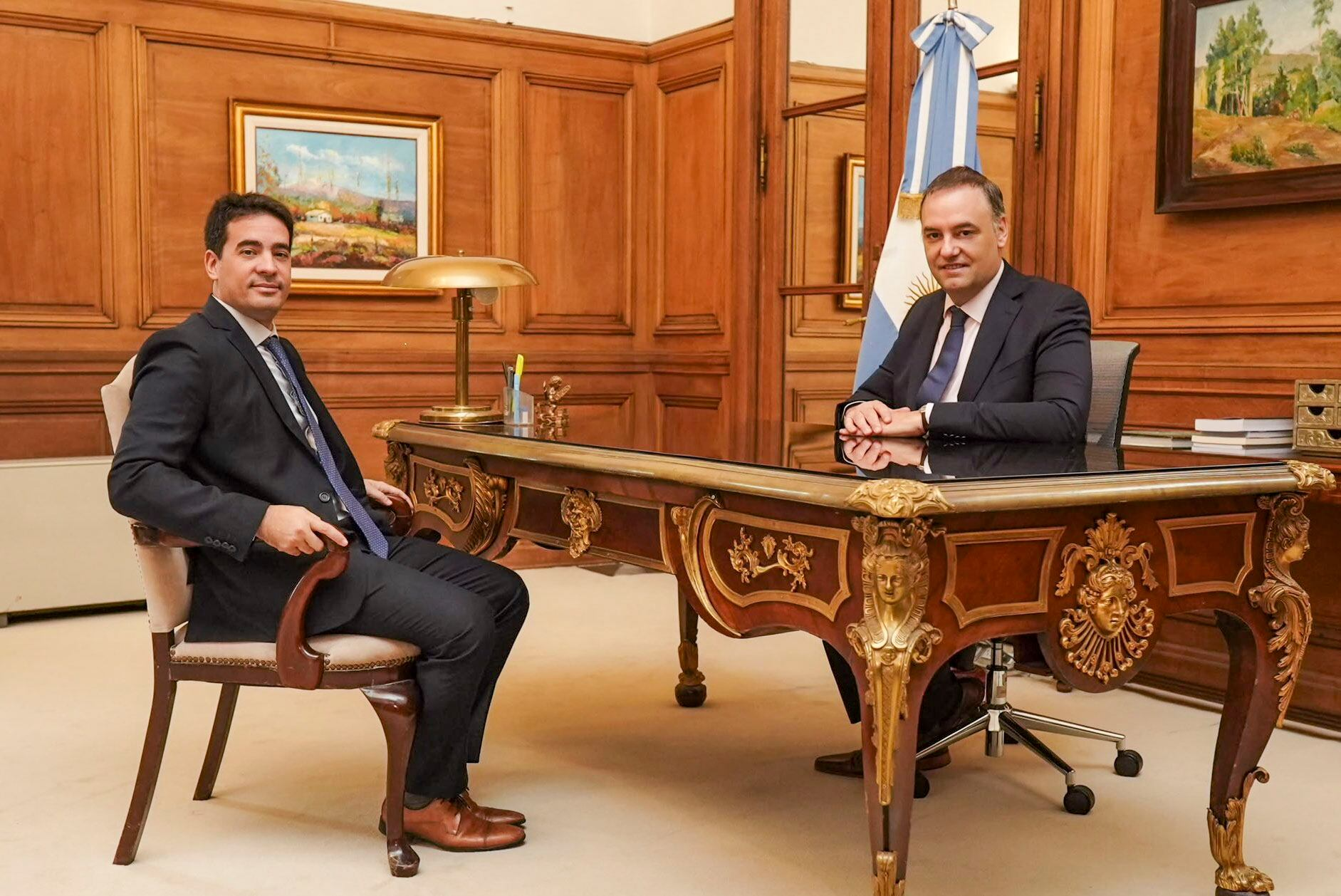 El Gobierno admite que Adorni conserva custodia oficial pese a haber dejado el cargo