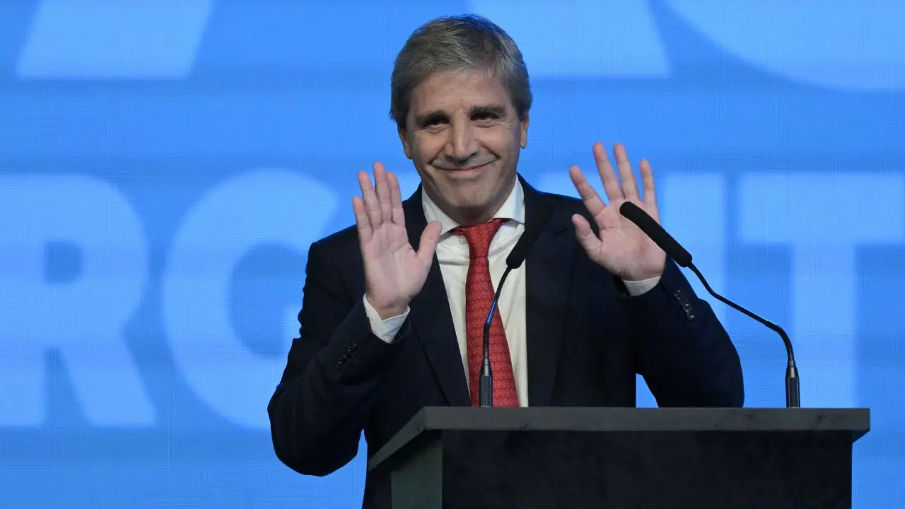 Caputo suma USD 3.200 millones de deuda con bancos extranjeros y pagará USD 16 millones en comisiones