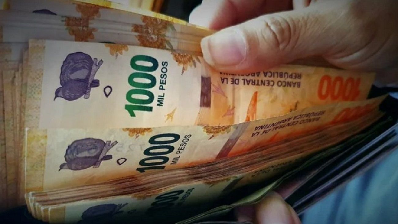 El salario ya perdió el equivalente a 10 tanques de nafta y la mora sigue en aumento