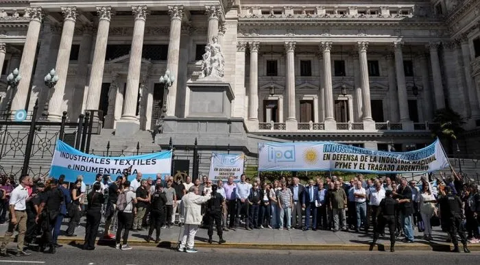Presentan un plan de emergencia para salvar a las pymes del derrumbe económico