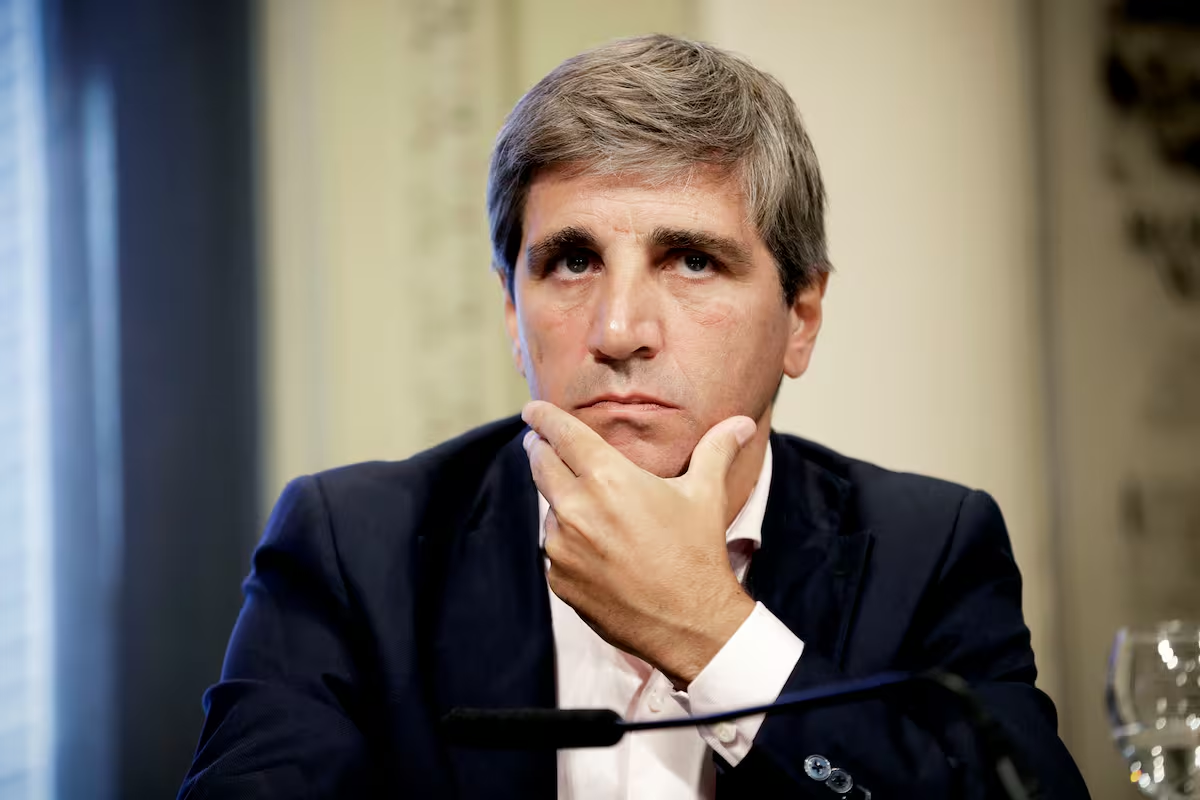 Caputo volvió a endeudarse caro: el mercado le cobró una tasa equivalente al riesgo de default