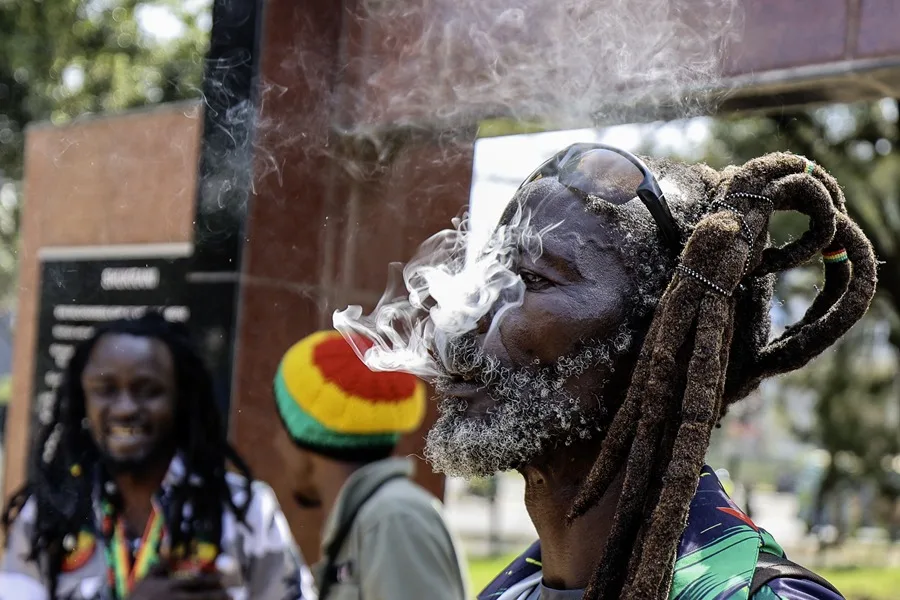 Kenia le cerró la puerta a la marihuana ritual: la Justicia rechazó el reclamo de los rastafaris