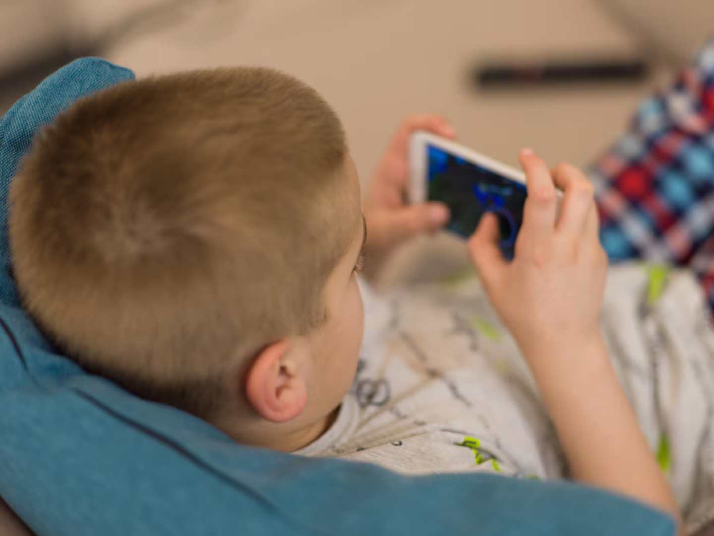 La infancia en modo avión: seis de cada diez chicos de 8 años ya tienen celular propio