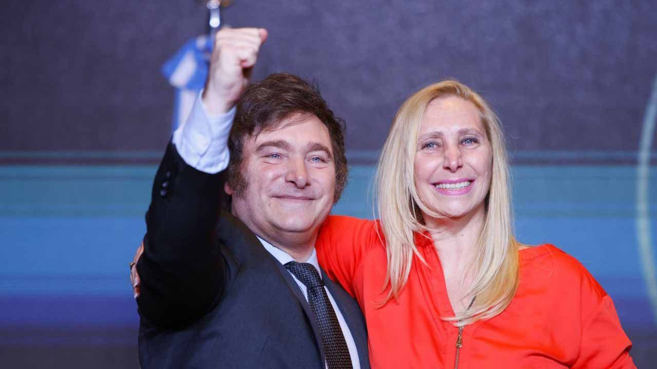 Karina hizo esperar al Presidente y Javier descargó la bronca contra medio mundo