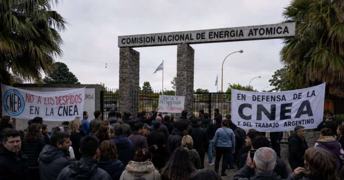 Echaron a más de 100 científicos de la CNEA y el presidente se escondió detrás de Gendarmería