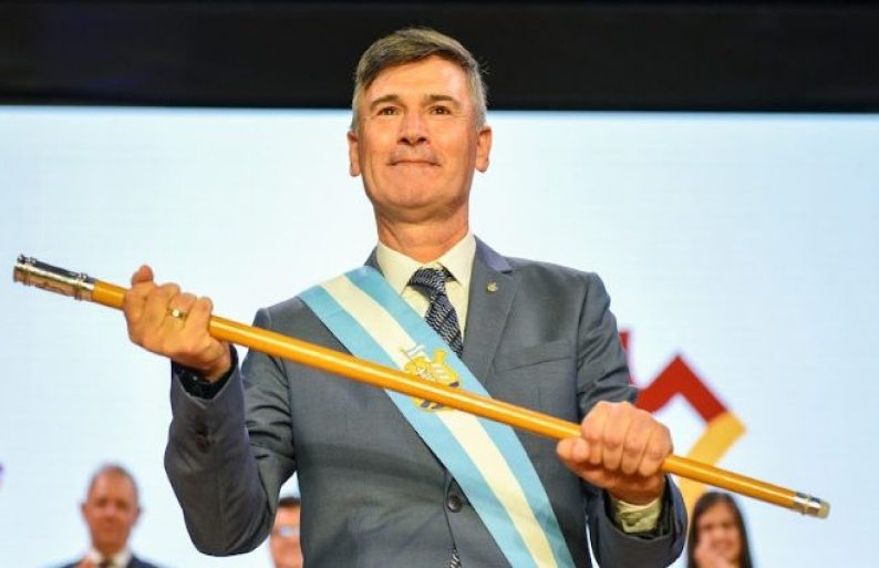 Passerini quiere que el próximo pague la cuenta