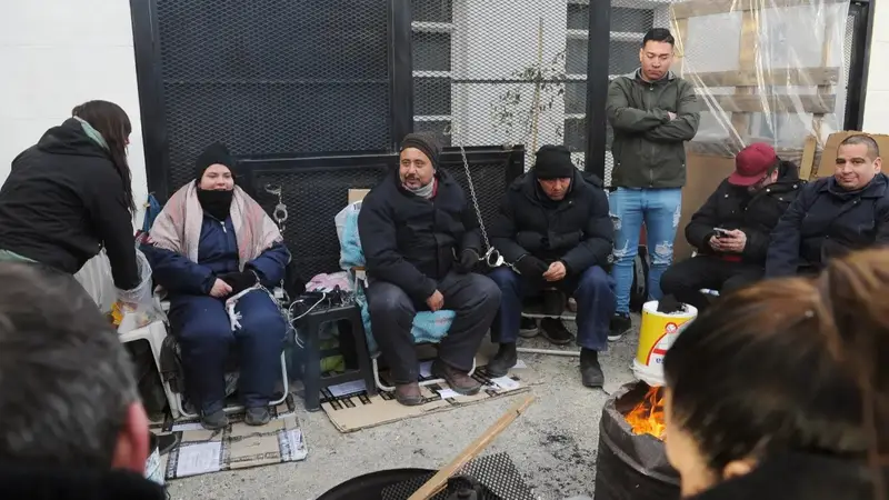 Santa Cruz: policías se encadenaron frente a la Casa de Gobierno