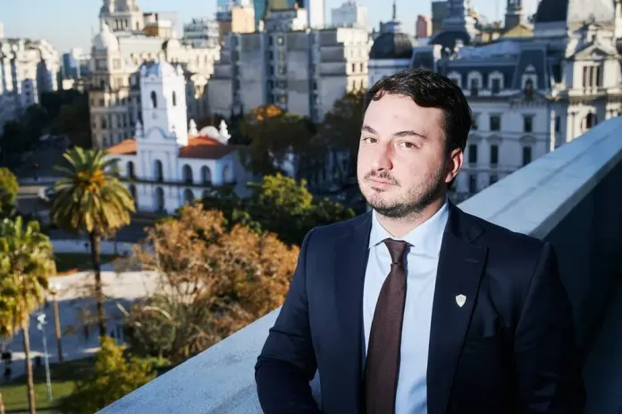 El jefe del bloque libertario quiere cobrar salud y universidad a extranjeros