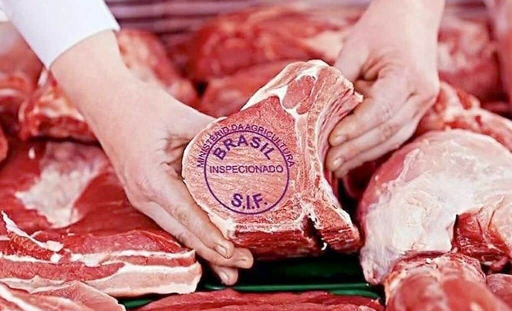 La carne brasileña gana las góndolas mientras se derrumba la faena argentina
