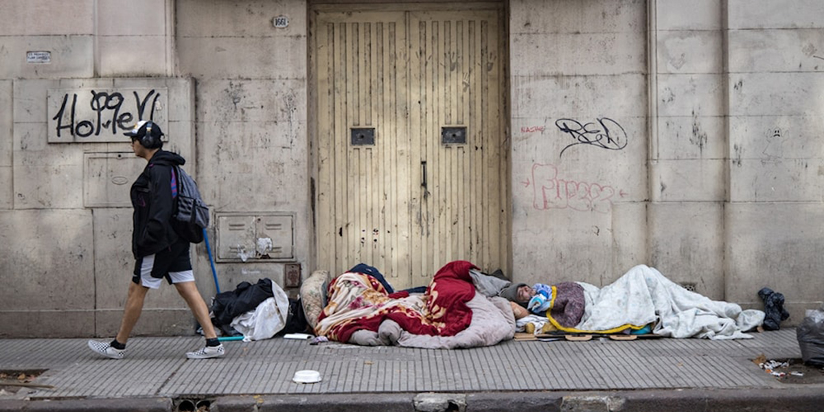Perder el trabajo, dejar de pagar el alquiler y terminar en la calle: la nueva ruta de la pobreza