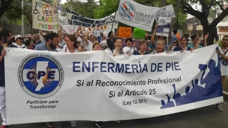 Salarios de pobreza y pluriempleo: enfermeros de Santa Fe sostienen el reclamo contra Pullaro