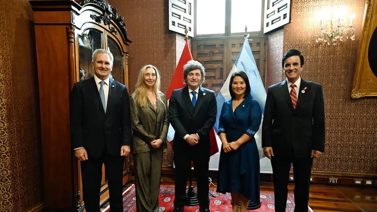 Karina Milei posó como una mandataria más en la asunción de Fujimori