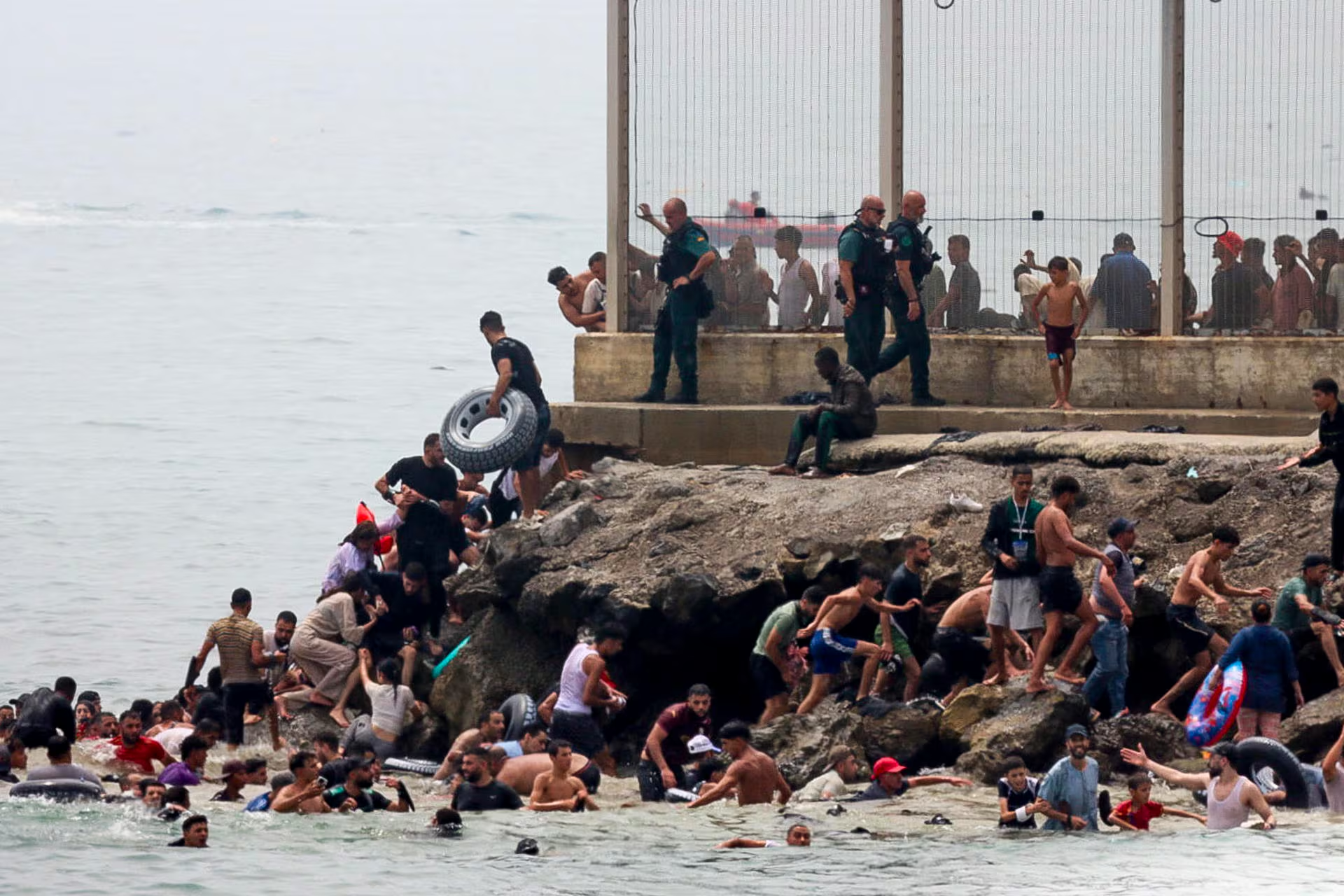 Ceuta desbordada: 50.000 migrantes cruzaron desde Marruecos y al menos 57 murieron