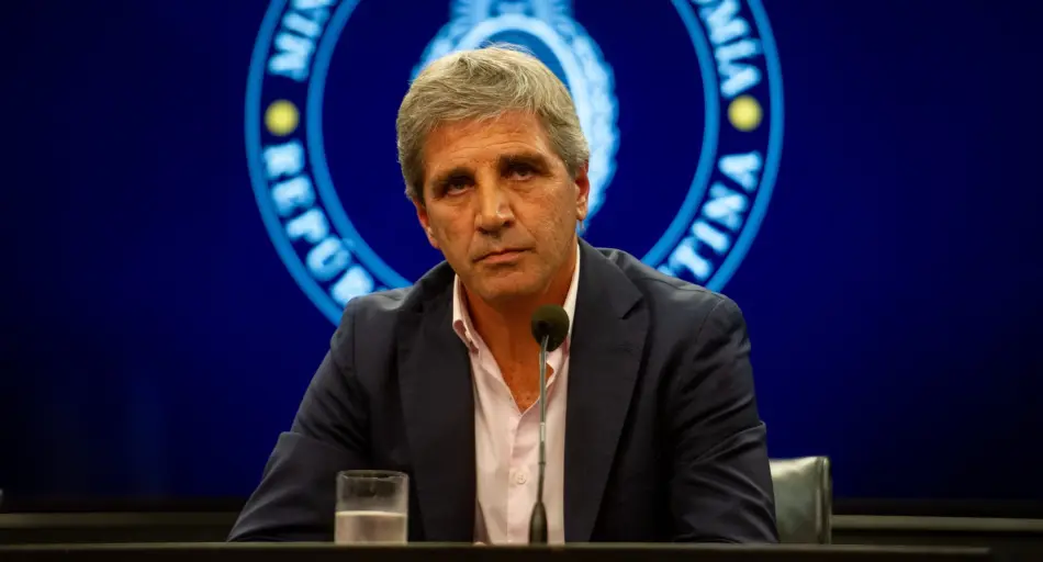 Caputo presentará el plan para pagar la deuda hasta 2027 sin volver a los mercados internacionales