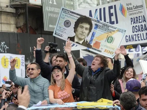 La motosierra corta gastos, pero no la adicción a endeudarse