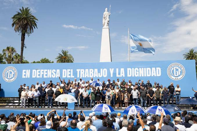 La marcha de los endeudados: sindicatos y movimientos sociales vuelven a Plaza de Mayo contra Milei