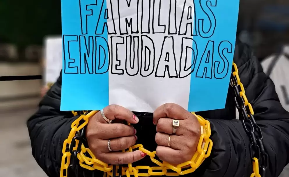 Empresas liberadas, familias endeudadas: la gente paga la factura de las desregulaciones de Milei