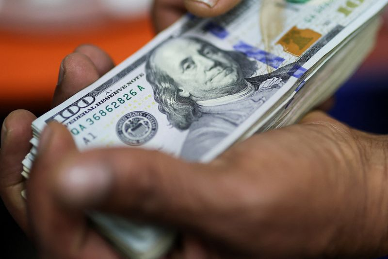 El dólar llega a una semana límite: el Gobierno quema recursos para defender los $1.500