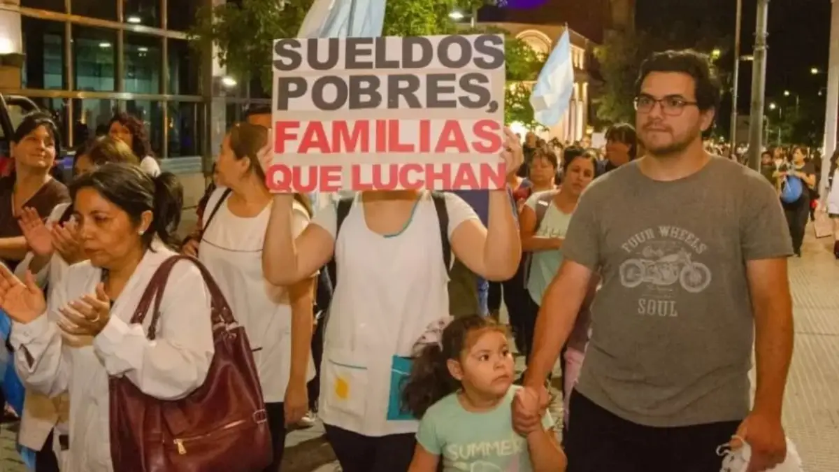 El superávit que pagan las provincias: menos fondos, salarios en crisis y protestas en todo el país