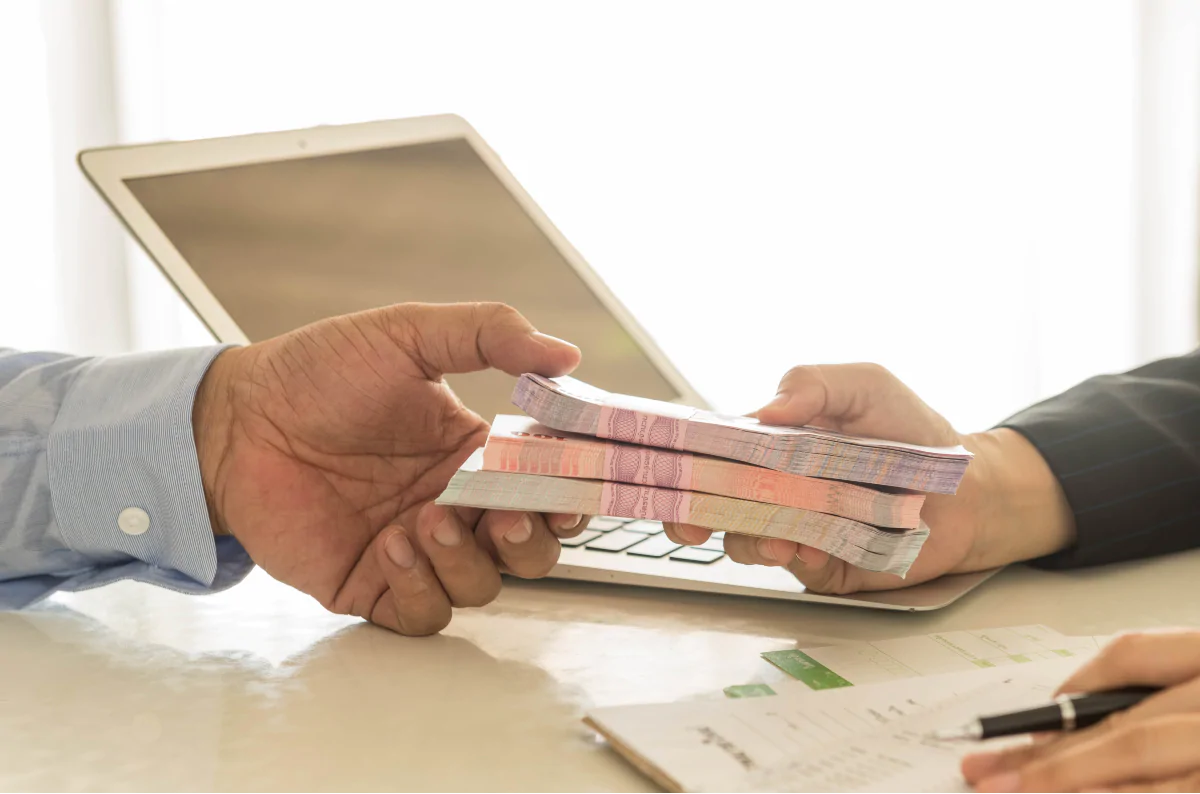 La deuda salió del banco y se instaló en el barrio: préstamos al 100% y amenazas para sobrevivir
