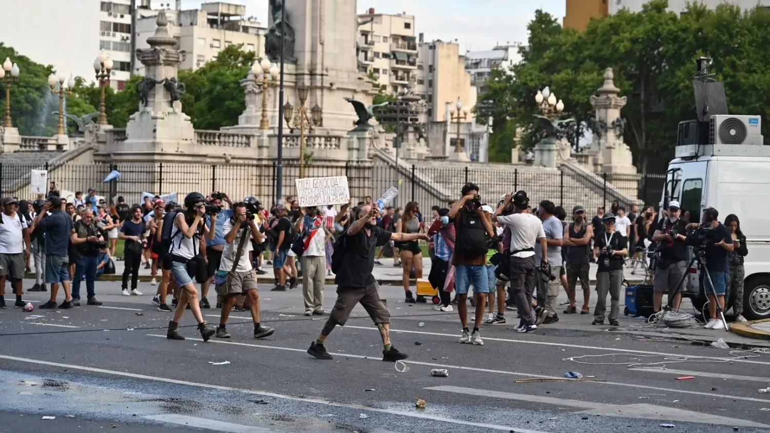 Milei pide hasta 30 años de cárcel para manifestantes