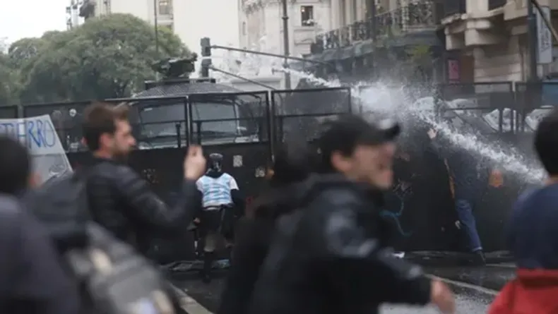Fractura de cráneo: el grave parte médico de la fotógrafa atacada durante la represión