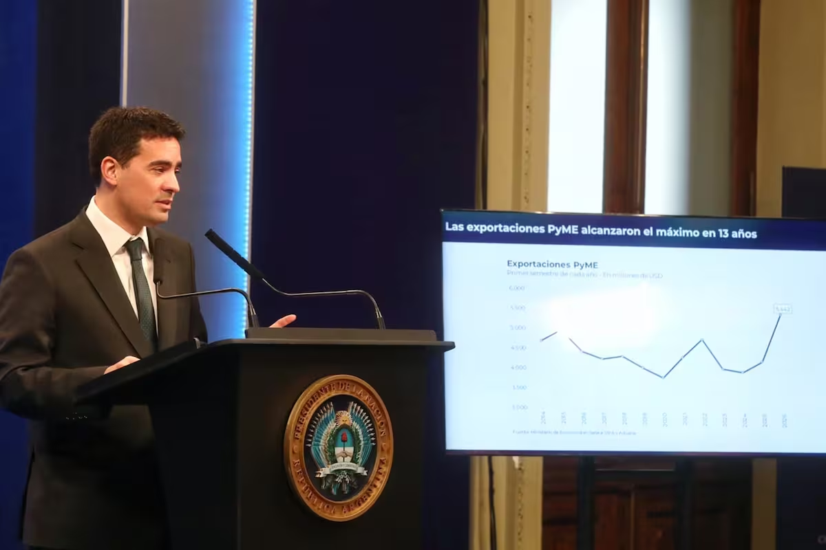 Ravier salió a salvar a Sturzenegger y terminó entregando a Caputo a la Justicia