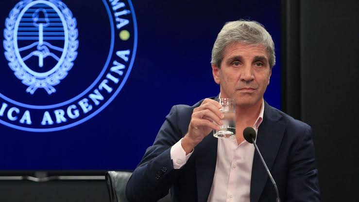 Caputo puso el fondo de los despidos al servicio de la deuda nacional