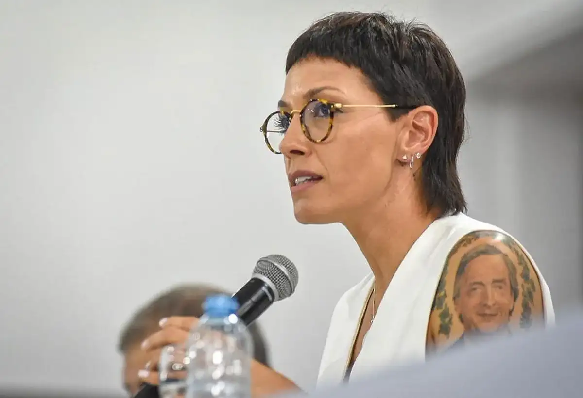 Mayra denunció que Kicillof dividió al peronismo: la interna exige saber quién llegó primero con el cuchillo