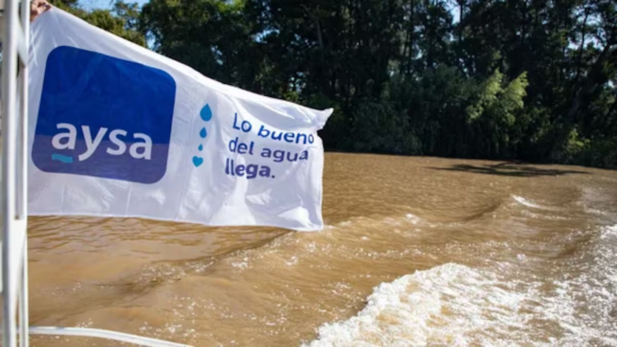 Milei privatiza AySA: el agua busca dueño y los mismos apellidos ya trajeron el vaso