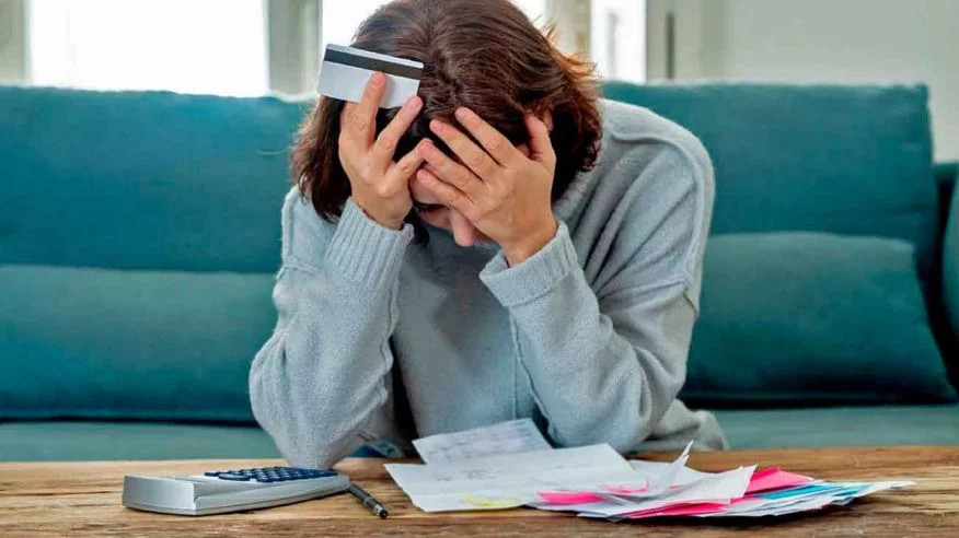 La deuda tiene cara de mujer: jóvenes y jubiladas pagan el costo más alto de la crisis