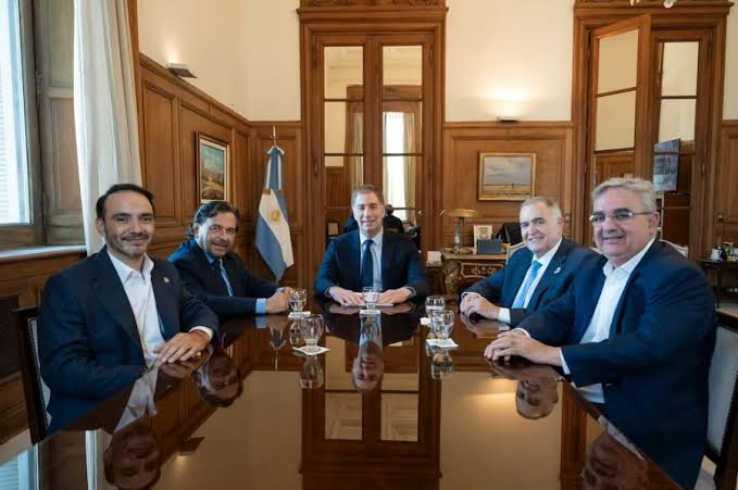 “Papi, mami nos usa y después no nos atiende”: los gobernadores fueron a llorarle a Santilli