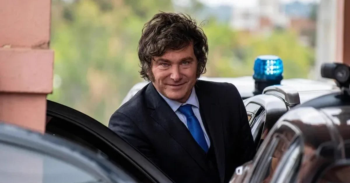 Milei inventó el radical all inclusive: París, croissant y después me votás las PASO