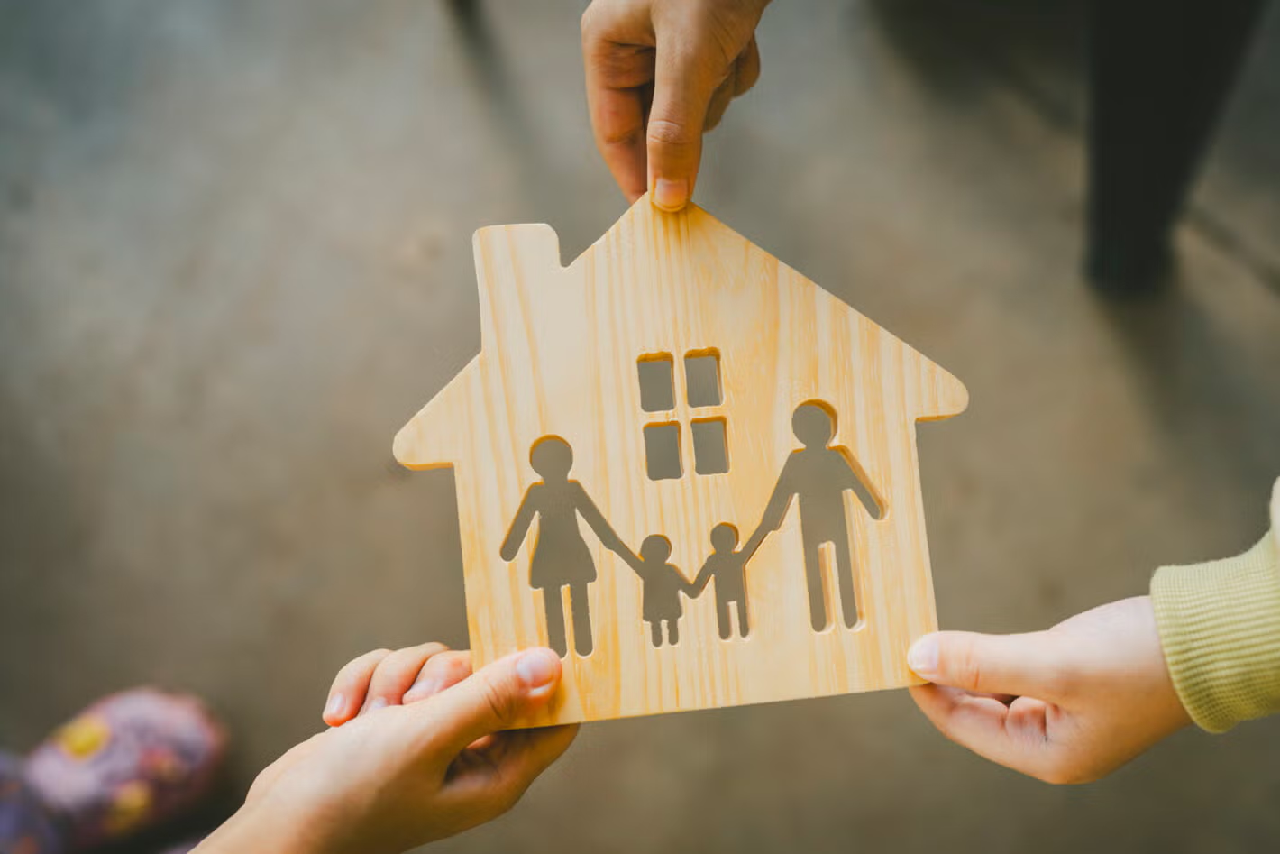 La motosierra se queda: Vivienda perdió 99%, asistencia social 77% y educación 44% desde 2023