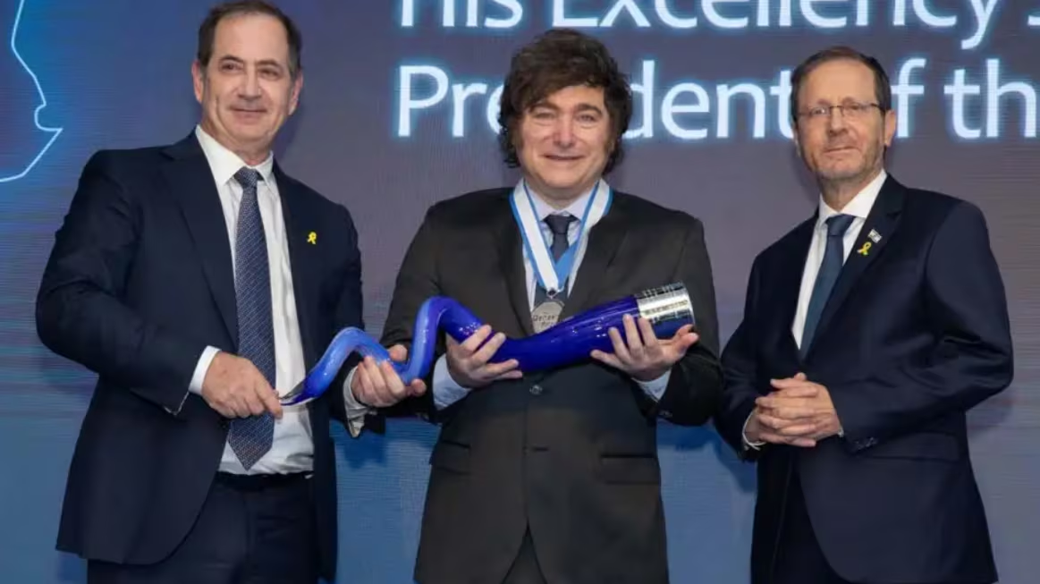 Milei cedió un premio de USD 1 millón para financiar una red proisraelí con llegada al Congreso