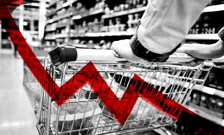 Trabajan, pero no les alcanza para comer: 7 de cada 10 se endeudan para comprar alimentos