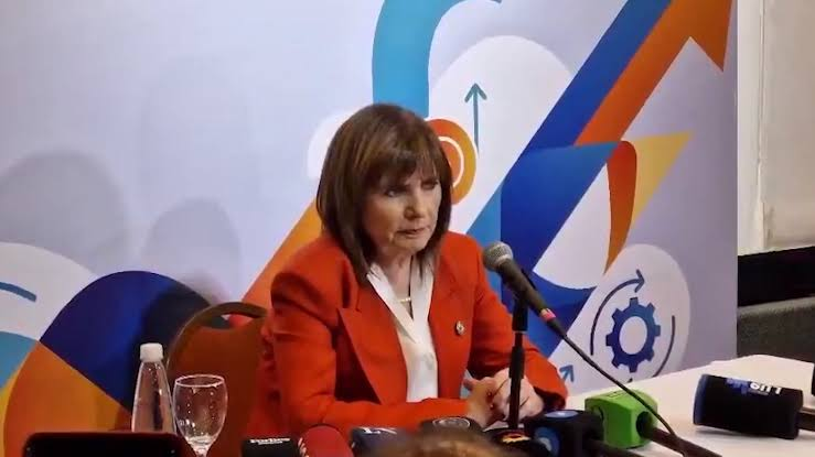Patricia vio la silla vacía y ya le tomó las medidas