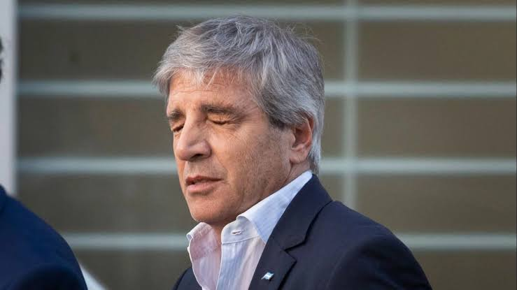 Caputo pierde el control de los mercados: el riesgo país superó los 700 puntos y el dólar volvió a presionar