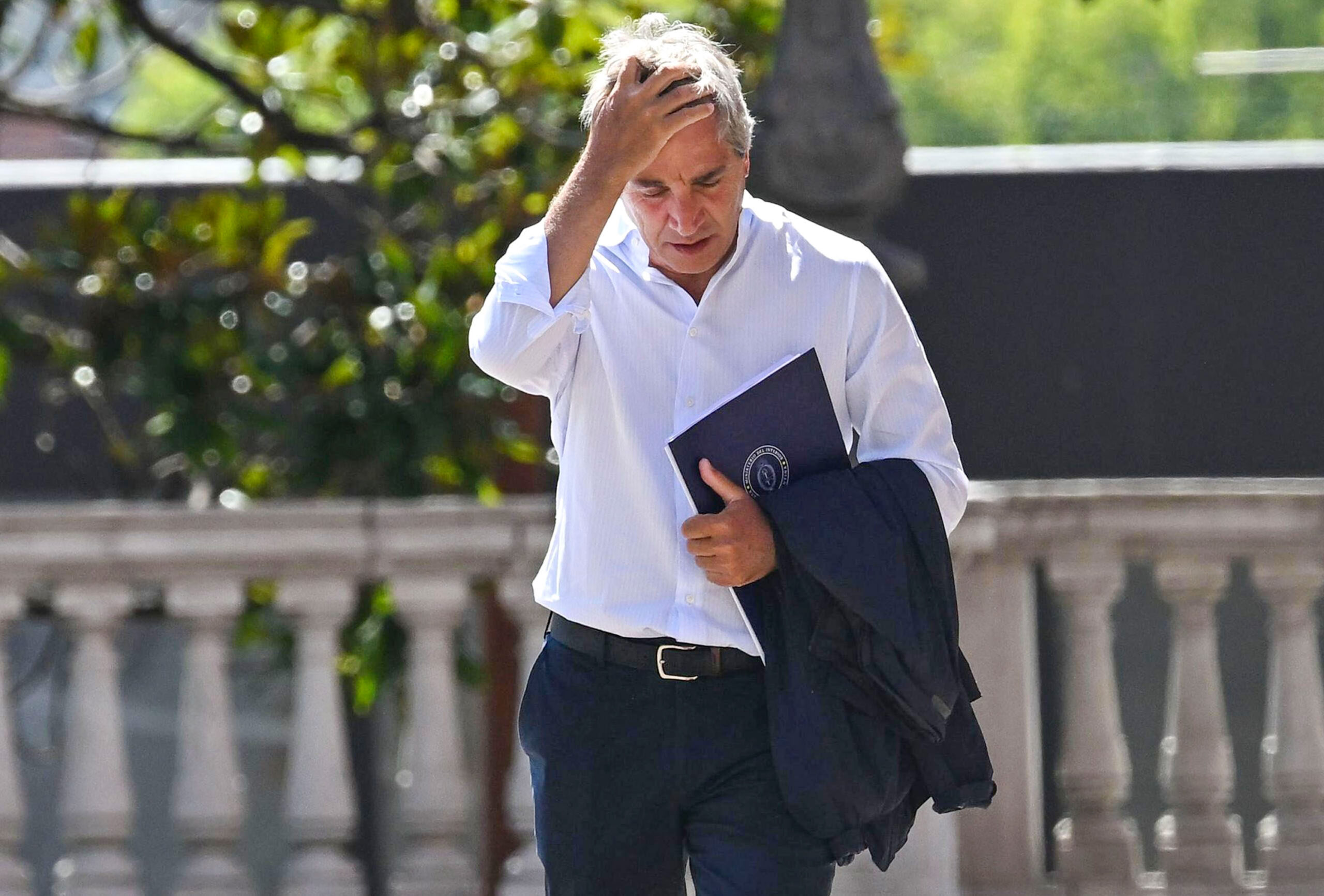 Se desploman las acciones argentinas y el riesgo país trepa a 744 puntos: Caputo bajo presión