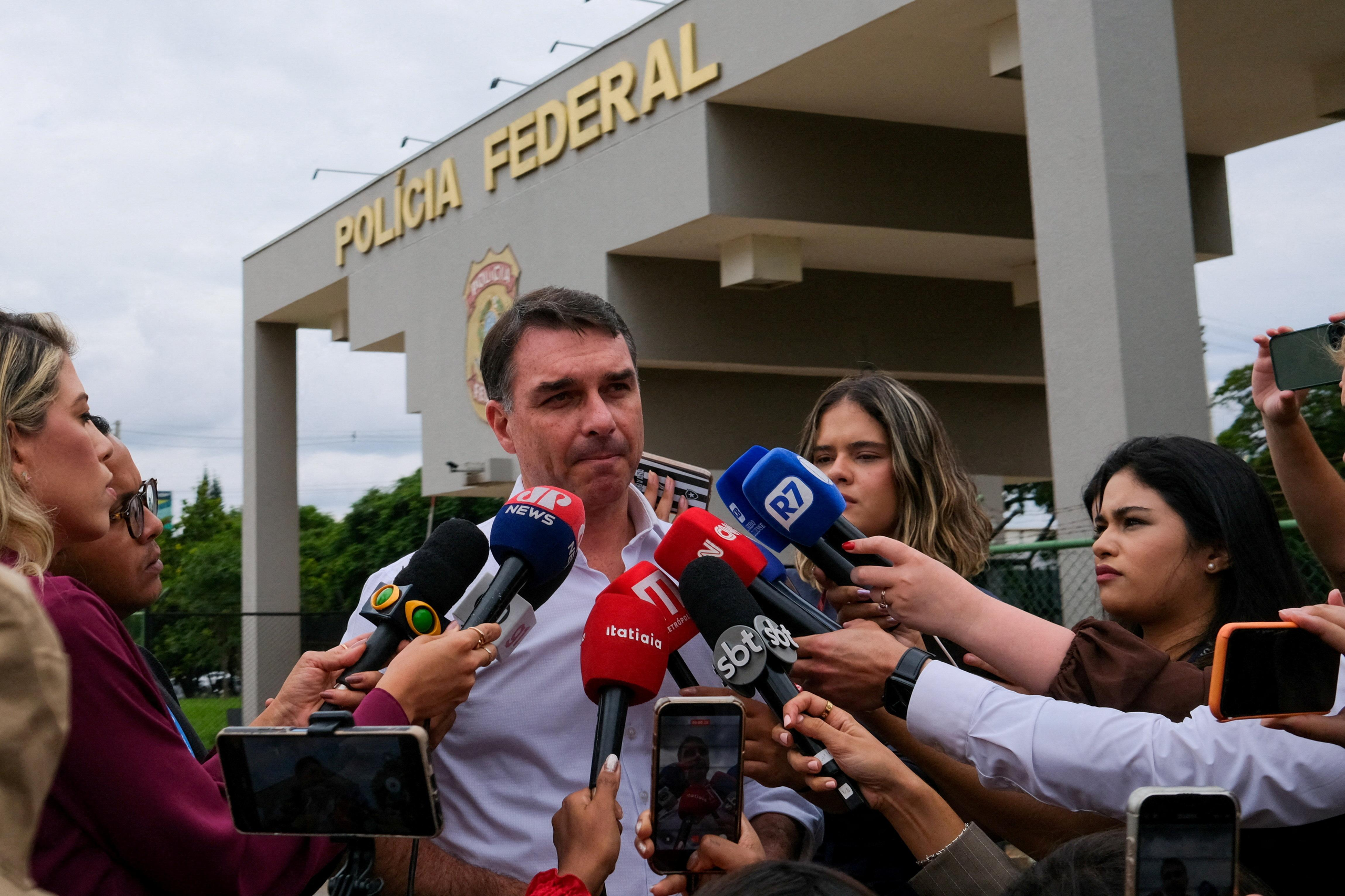 Brasil: la Justicia le prohíbe salir del país a Flávio Bolsonaro tras su derrota ante Lula