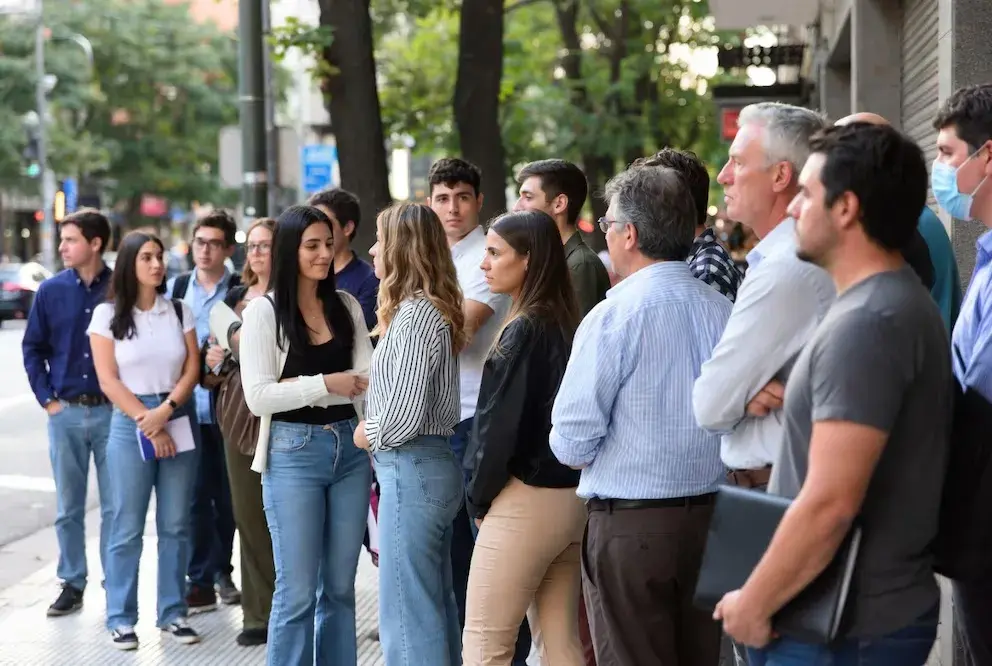 El empleo privado cayó durante 14 meses y el salario mínimo perdió 40,8% de poder adquisitivo