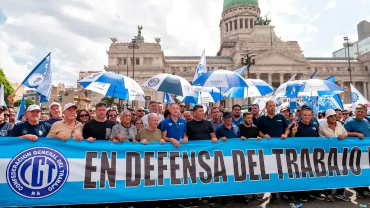 Mientras Milei ajusta a tiempo completo, la CGT prepara una protesta por horas
