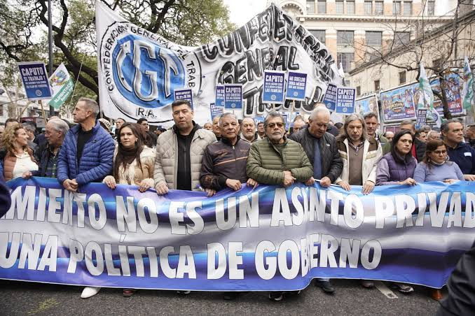 La CGT quiere sentarse con el peronismo, pero sigue en la cama con Milei: ¡la columna vertebral terminó trabajando de colchón!