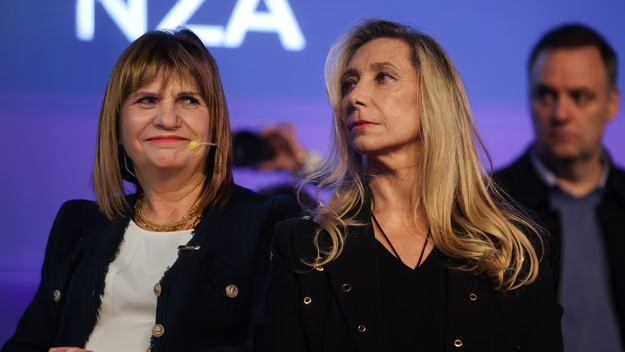 Karina quiere echar a Bullrich del Senado: ¡la Pato afila el cuchillo y la hermana del León le quiere meter el mango en el culo!