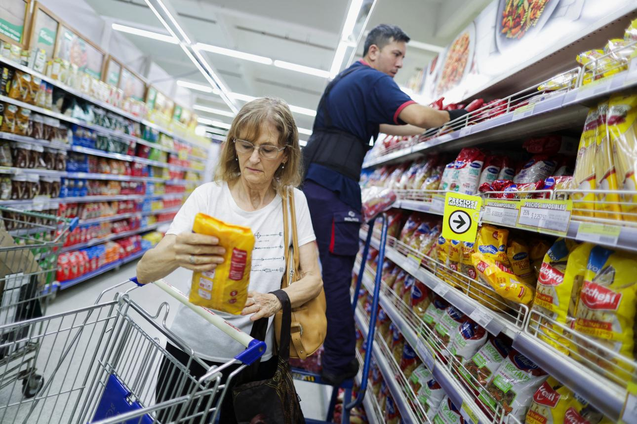 Inflación: alimentos y tarifas presionan sobre los bolsillos mientras octubre cerraría cerca del 2%