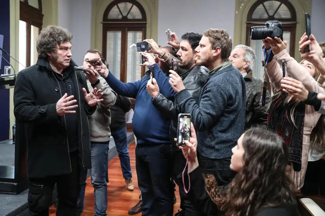 De la mierda humana a la hoguera, Milei lleva su odio a la prensa hasta el límite