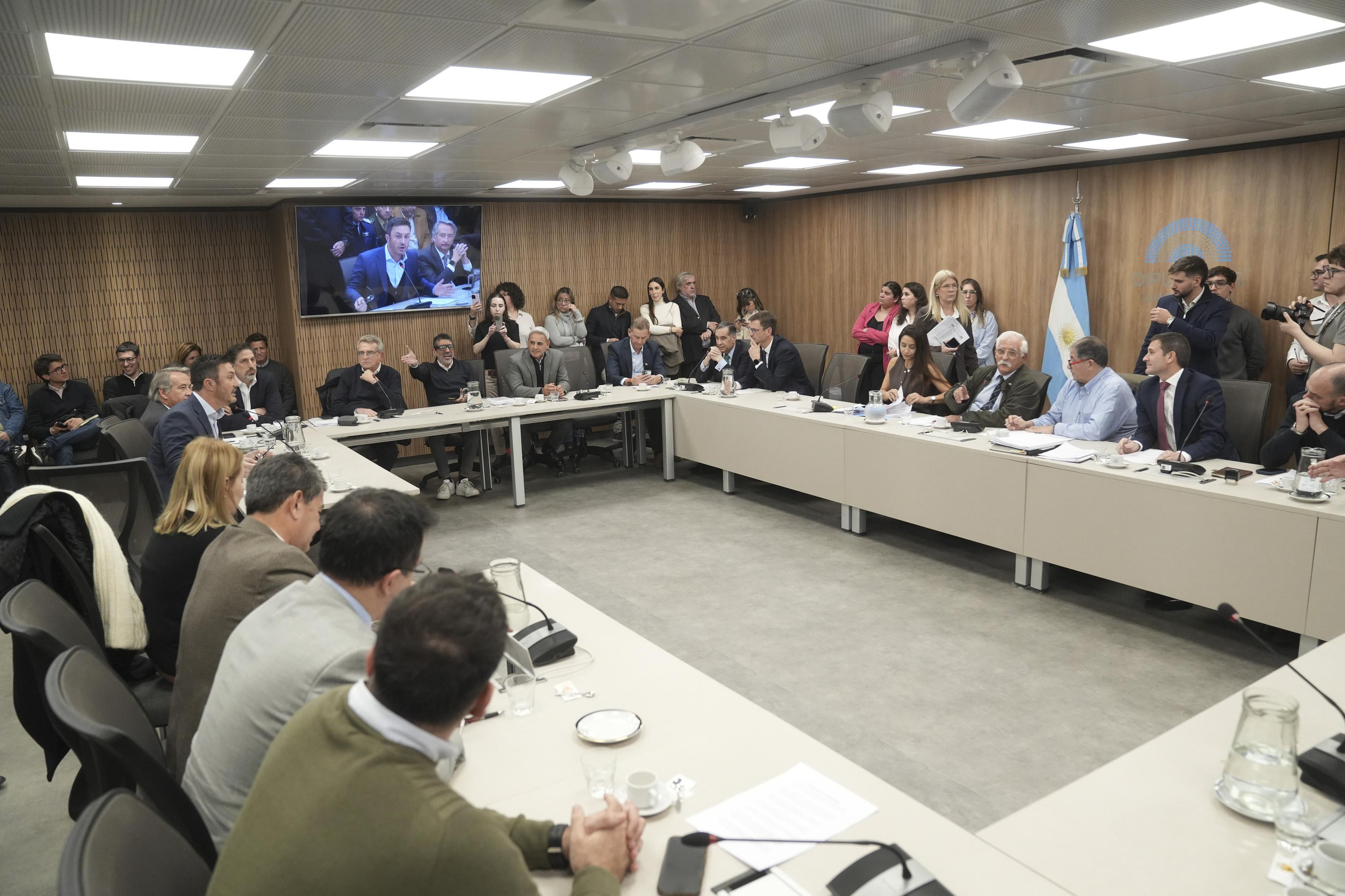 Soberanía para Malvinas, tierra para extranjeros: el doble discurso que llega al Congreso
