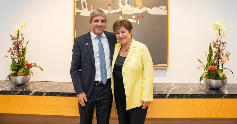 El FMI le corrió el arco a Caputo y ni así cumplió: falló la meta fiscal y necesita otro waiver